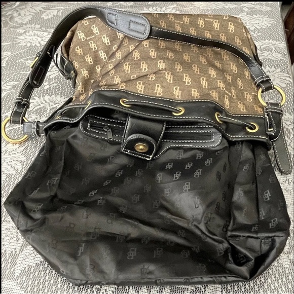 B Brentano bag. Color:brown. Adjustable shoulder strap.